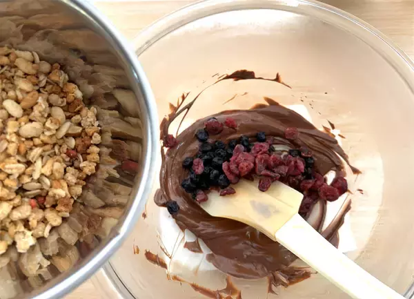 「【疲労回復するバレンタインチョコ!?】カカオとベリーで体ととのう「チョコバー」作ってみた！ザクザク食感♡」の画像