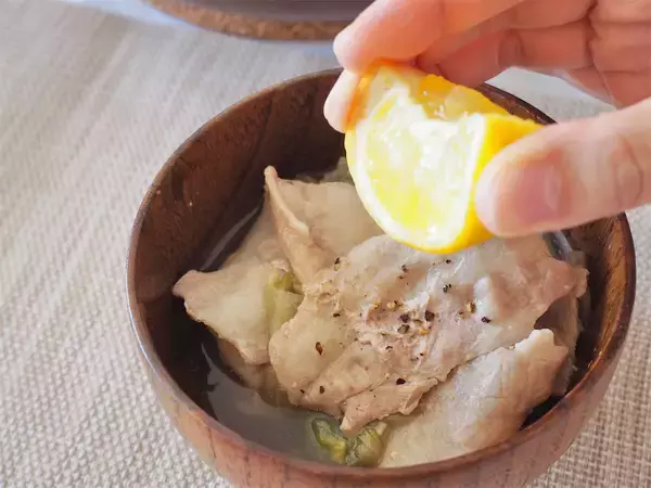 「【超ズボラ飯】1人でレタス丸ごと1個ペロリ♪しゃくしゃくクタッなレタスが主役の「豚レタス鍋」に挑戦！」の画像