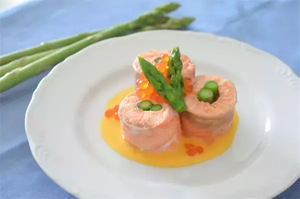 【春のサーモン】パサつき知らずの裏技は「蒸す」！農家直伝「鮭のアスパラ巻き」で春を堪能してみた♪