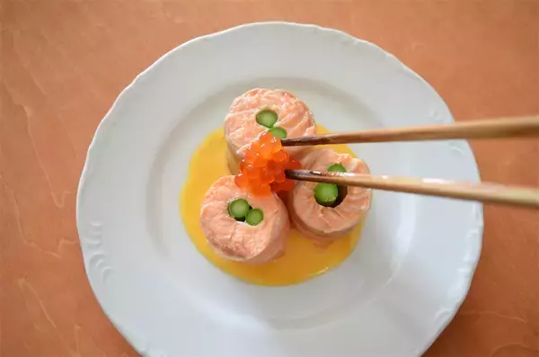 「【春のサーモン】パサつき知らずの裏技は「蒸す」！農家直伝「鮭のアスパラ巻き」で春を堪能してみた♪」の画像