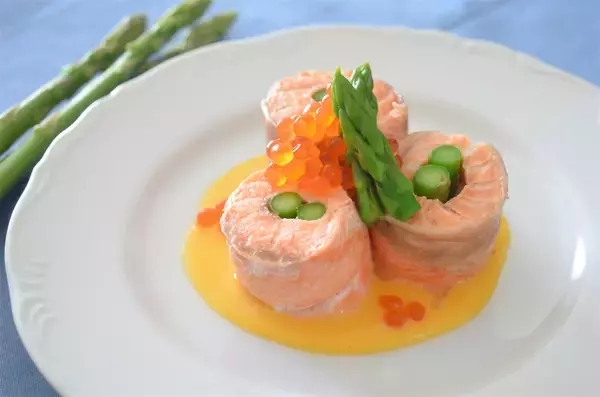 「【春のサーモン】パサつき知らずの裏技は「蒸す」！農家直伝「鮭のアスパラ巻き」で春を堪能してみた♪」の画像