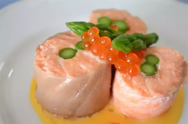 「【春のサーモン】パサつき知らずの裏技は「蒸す」！農家直伝「鮭のアスパラ巻き」で春を堪能してみた♪」の画像