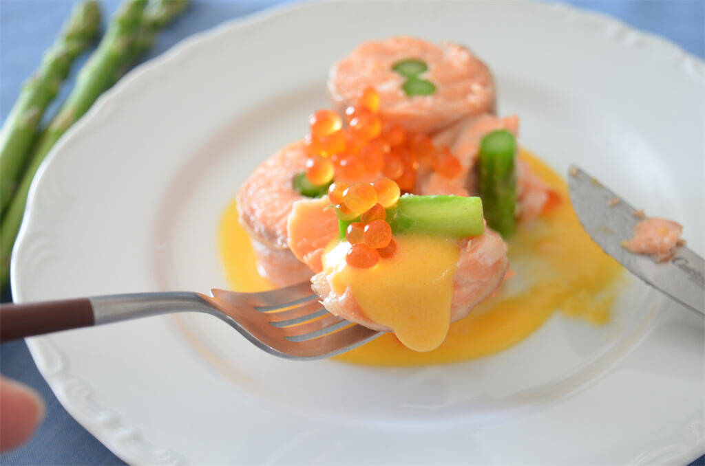 【春のサーモン】パサつき知らずの裏技は「蒸す」！農家直伝「鮭のアスパラ巻き」で春を堪能してみた♪