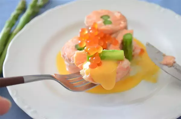 「【春のサーモン】パサつき知らずの裏技は「蒸す」！農家直伝「鮭のアスパラ巻き」で春を堪能してみた♪」の画像