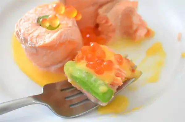 「【春のサーモン】パサつき知らずの裏技は「蒸す」！農家直伝「鮭のアスパラ巻き」で春を堪能してみた♪」の画像