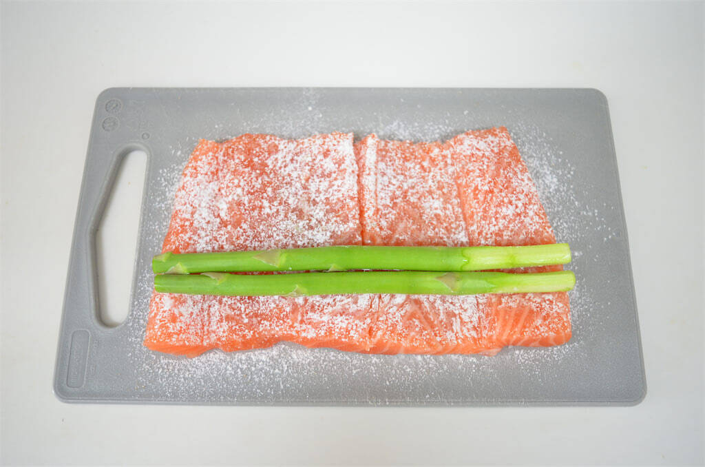 【春のサーモン】パサつき知らずの裏技は「蒸す」！農家直伝「鮭のアスパラ巻き」で春を堪能してみた♪