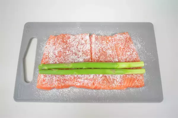 「【春のサーモン】パサつき知らずの裏技は「蒸す」！農家直伝「鮭のアスパラ巻き」で春を堪能してみた♪」の画像