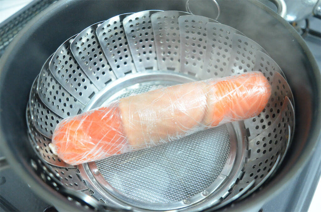 【春のサーモン】パサつき知らずの裏技は「蒸す」！農家直伝「鮭のアスパラ巻き」で春を堪能してみた♪