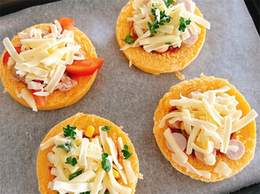 【発想の勝利】「ピザまん」をピザにする!?ある意味ど直球な裏技レシピ試してみた！もちもちサクサク新食感♡