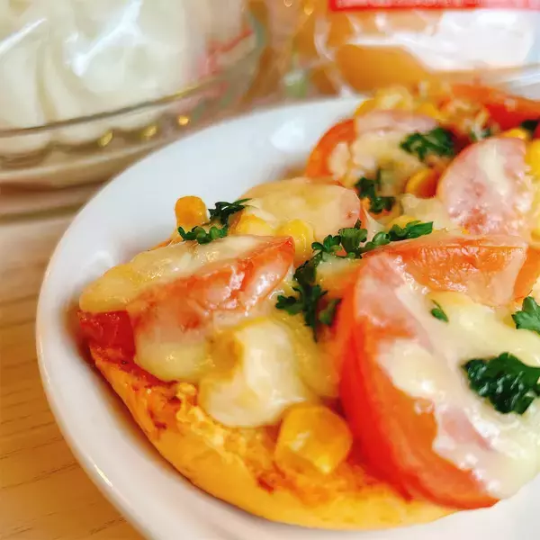 「【発想の勝利】「ピザまん」をピザにする!?ある意味ど直球な裏技レシピ試してみた！もちもちサクサク新食感♡」の画像