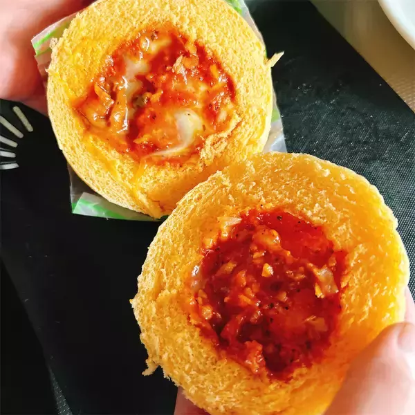 「【発想の勝利】「ピザまん」をピザにする!?ある意味ど直球な裏技レシピ試してみた！もちもちサクサク新食感♡」の画像