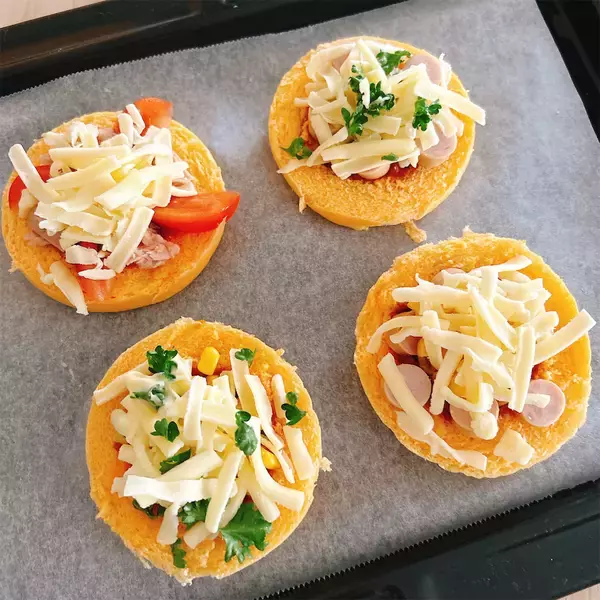 「【発想の勝利】「ピザまん」をピザにする!?ある意味ど直球な裏技レシピ試してみた！もちもちサクサク新食感♡」の画像