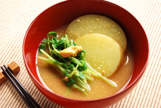 【新じゃがを皮ごと入れる一杯】だし不要の「新じゃがと豆苗のみそ汁」作ってみた！からし後のせで料亭級の品格