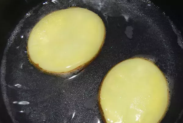 「【新じゃがを皮ごと入れる一杯】だし不要の「新じゃがと豆苗のみそ汁」作ってみた！からし後のせで料亭級の品格」の画像