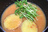 「【新じゃがを皮ごと入れる一杯】だし不要の「新じゃがと豆苗のみそ汁」作ってみた！からし後のせで料亭級の品格」の画像6