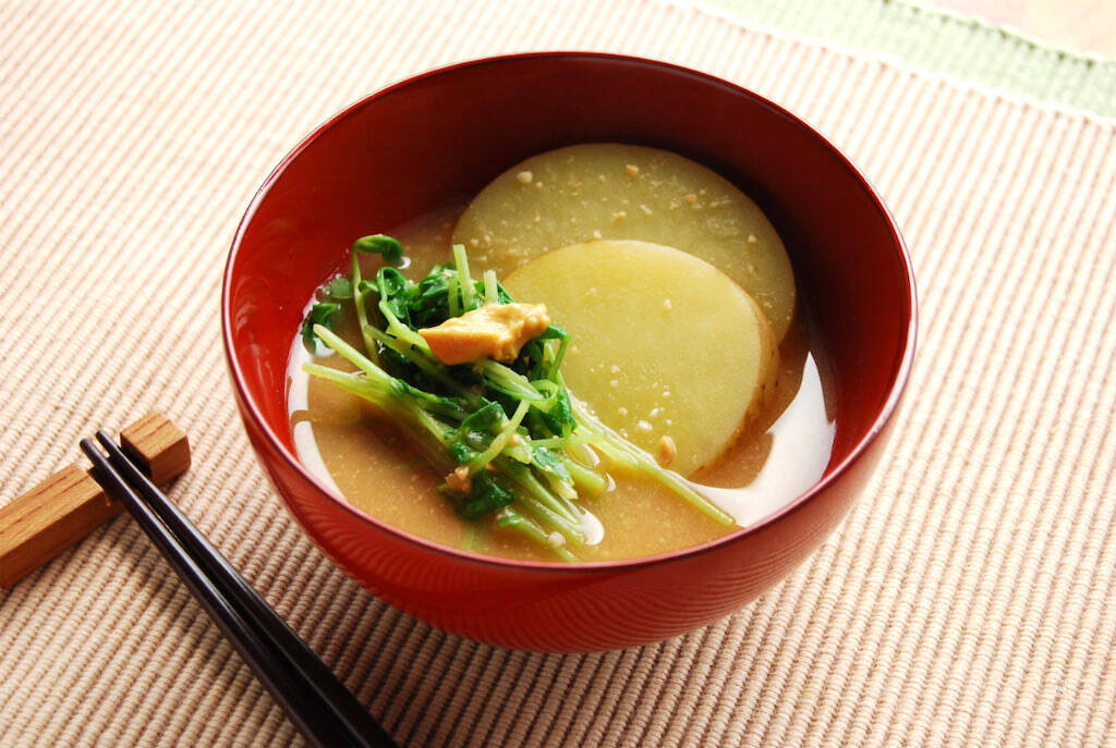 【新じゃがを皮ごと入れる一杯】だし不要の「新じゃがと豆苗のみそ汁」作ってみた！からし後のせで料亭級の品格