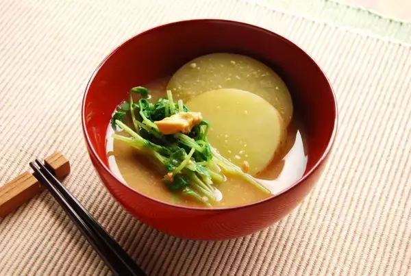 「【新じゃがを皮ごと入れる一杯】だし不要の「新じゃがと豆苗のみそ汁」作ってみた！からし後のせで料亭級の品格」の画像