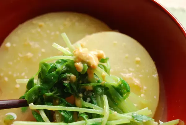「【新じゃがを皮ごと入れる一杯】だし不要の「新じゃがと豆苗のみそ汁」作ってみた！からし後のせで料亭級の品格」の画像