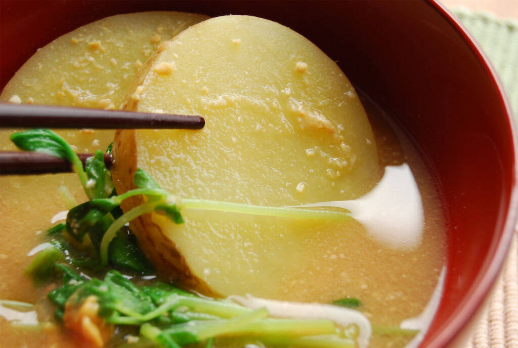 【新じゃがを皮ごと入れる一杯】だし不要の「新じゃがと豆苗のみそ汁」作ってみた！からし後のせで料亭級の品格