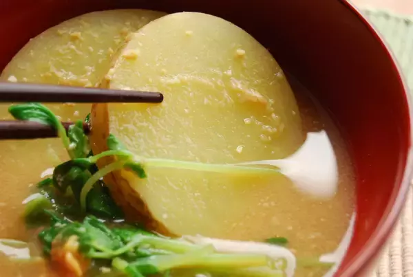 「【新じゃがを皮ごと入れる一杯】だし不要の「新じゃがと豆苗のみそ汁」作ってみた！からし後のせで料亭級の品格」の画像