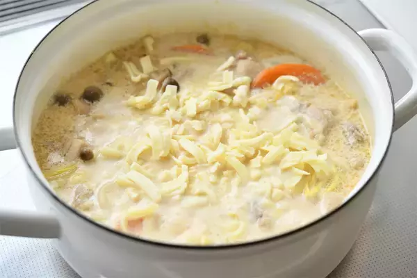 「【酪農家直伝】豚骨風つゆは飲み干し必須「濃厚ミルク鍋」作ってみた！シメのカルボナーラうどんも最高かよ♡」の画像