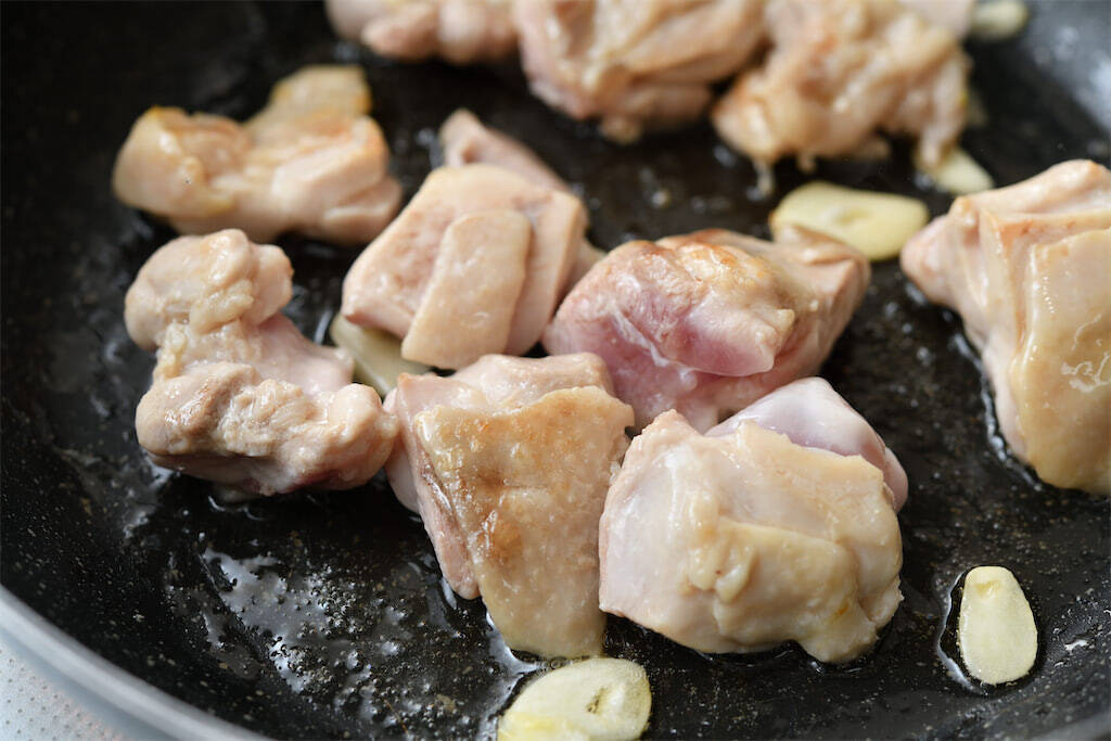 【酪農家直伝】豚骨風つゆは飲み干し必須「濃厚ミルク鍋」作ってみた！シメのカルボナーラうどんも最高かよ♡