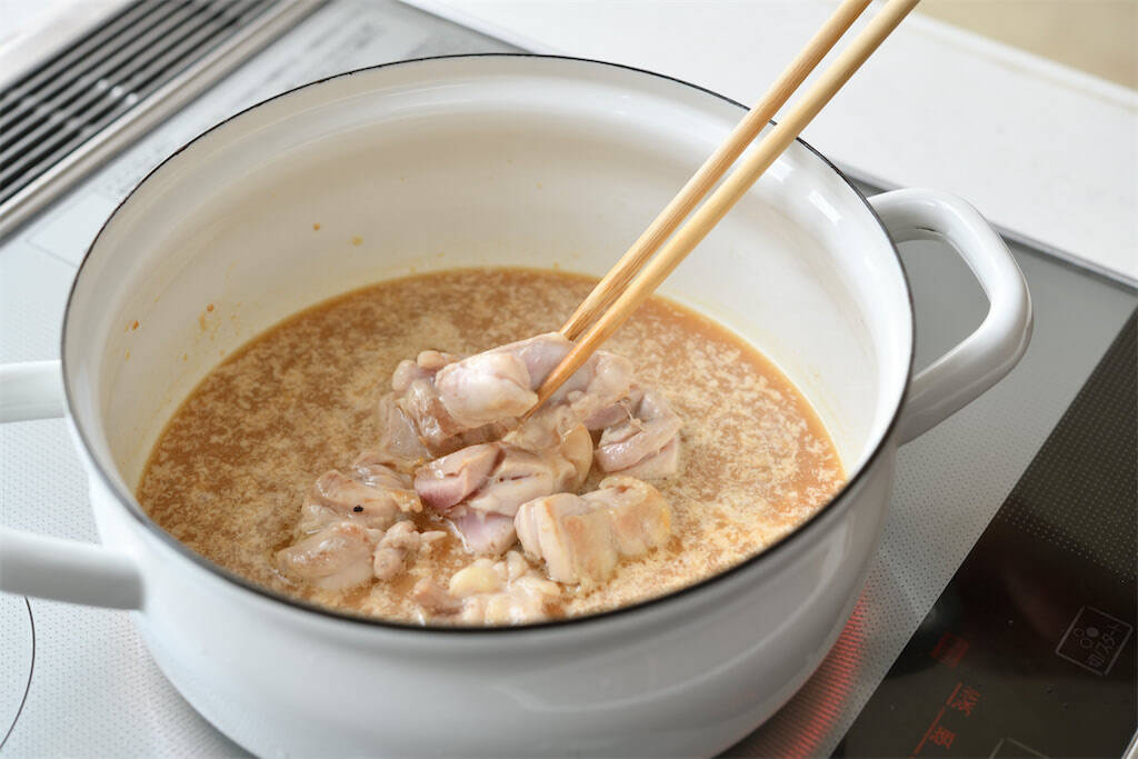 【酪農家直伝】豚骨風つゆは飲み干し必須「濃厚ミルク鍋」作ってみた！シメのカルボナーラうどんも最高かよ♡