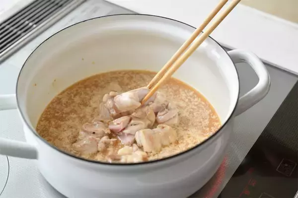 「【酪農家直伝】豚骨風つゆは飲み干し必須「濃厚ミルク鍋」作ってみた！シメのカルボナーラうどんも最高かよ♡」の画像