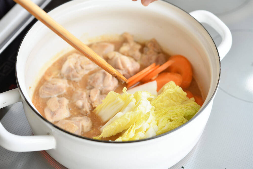 【酪農家直伝】豚骨風つゆは飲み干し必須「濃厚ミルク鍋」作ってみた！シメのカルボナーラうどんも最高かよ♡