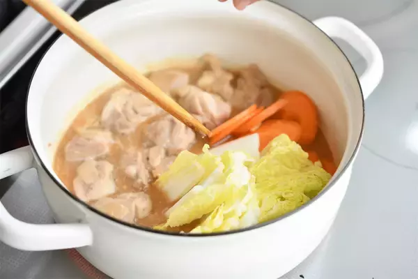 「【酪農家直伝】豚骨風つゆは飲み干し必須「濃厚ミルク鍋」作ってみた！シメのカルボナーラうどんも最高かよ♡」の画像
