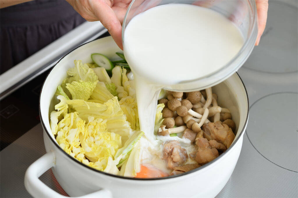【酪農家直伝】豚骨風つゆは飲み干し必須「濃厚ミルク鍋」作ってみた！シメのカルボナーラうどんも最高かよ♡