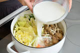 「【酪農家直伝】豚骨風つゆは飲み干し必須「濃厚ミルク鍋」作ってみた！シメのカルボナーラうどんも最高かよ♡」の画像7