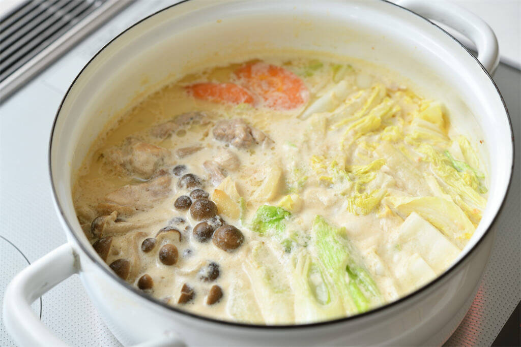 【酪農家直伝】豚骨風つゆは飲み干し必須「濃厚ミルク鍋」作ってみた！シメのカルボナーラうどんも最高かよ♡