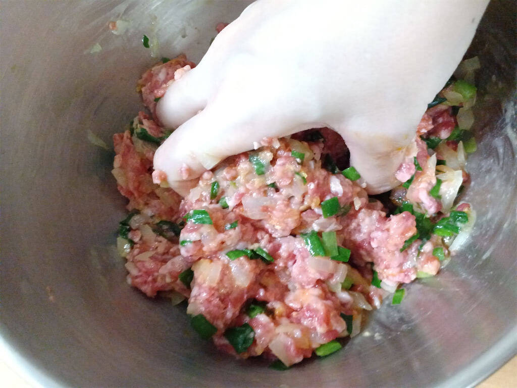 意外と巻きやすい♪シャキシャキ「ロールレタス」作ってみた！肉だねのコンソメ＋ニラが名コンビ♡【農家直伝】