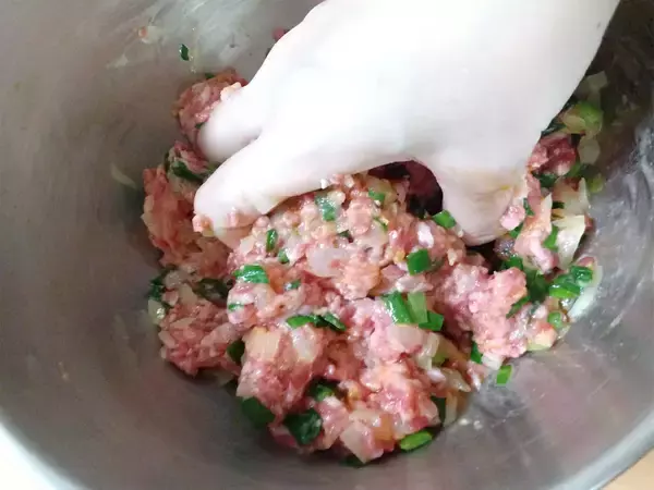 「意外と巻きやすい♪シャキシャキ「ロールレタス」作ってみた！肉だねのコンソメ＋ニラが名コンビ♡【農家直伝】」の画像