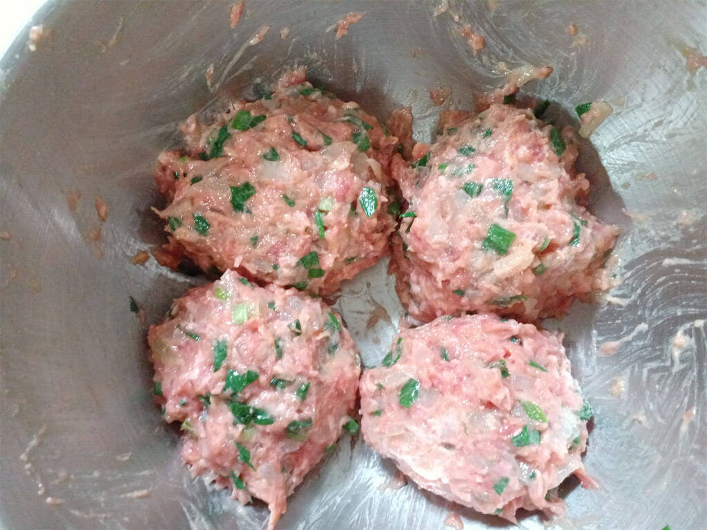 意外と巻きやすい♪シャキシャキ「ロールレタス」作ってみた！肉だねのコンソメ＋ニラが名コンビ♡【農家直伝】