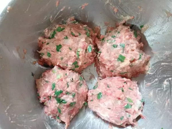 「意外と巻きやすい♪シャキシャキ「ロールレタス」作ってみた！肉だねのコンソメ＋ニラが名コンビ♡【農家直伝】」の画像