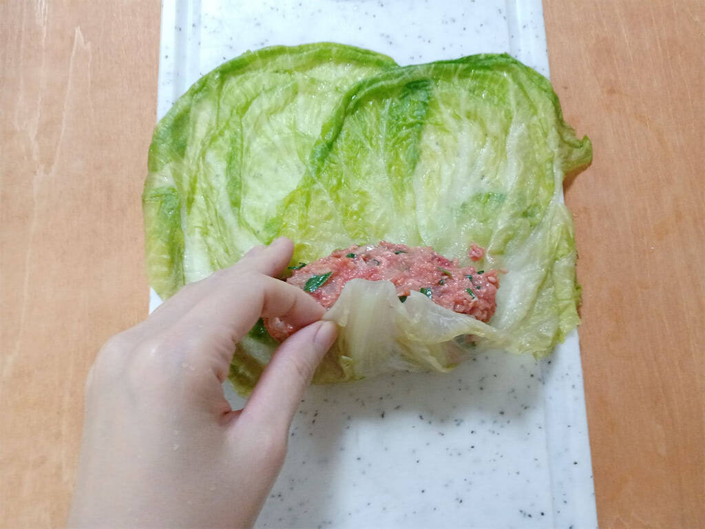 意外と巻きやすい♪シャキシャキ「ロールレタス」作ってみた！肉だねのコンソメ＋ニラが名コンビ♡【農家直伝】