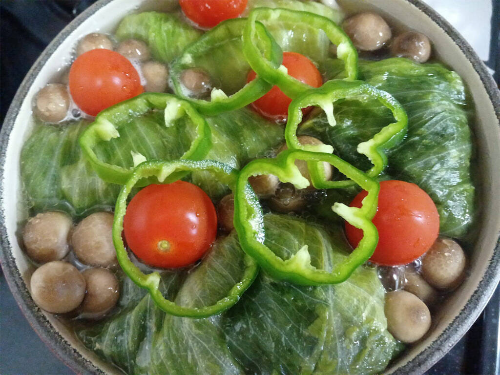 意外と巻きやすい♪シャキシャキ「ロールレタス」作ってみた！肉だねのコンソメ＋ニラが名コンビ♡【農家直伝】