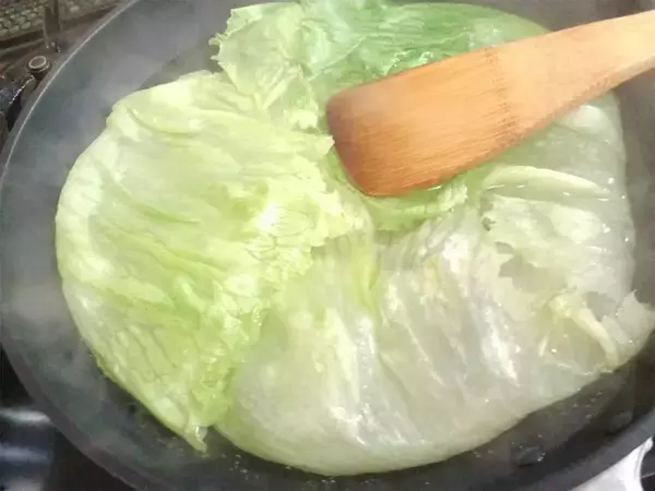 「意外と巻きやすい♪シャキシャキ「ロールレタス」作ってみた！肉だねのコンソメ＋ニラが名コンビ♡【農家直伝】」の画像