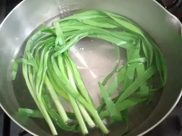 「意外と巻きやすい♪シャキシャキ「ロールレタス」作ってみた！肉だねのコンソメ＋ニラが名コンビ♡【農家直伝】」の画像