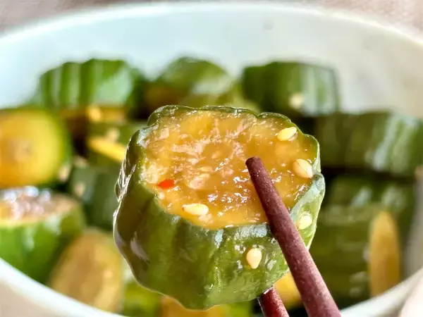 「702万回再生の【ポリポリキュウリ】の改訂版にトライ！きゅうり大量消費にも！【板前の技術】」の画像