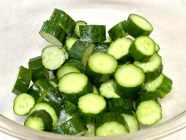 「702万回再生の【ポリポリキュウリ】の改訂版にトライ！きゅうり大量消費にも！【板前の技術】」の画像