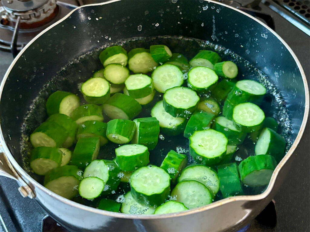 702万回再生の【ポリポリキュウリ】の改訂版にトライ！きゅうり大量消費にも！【板前の技術】