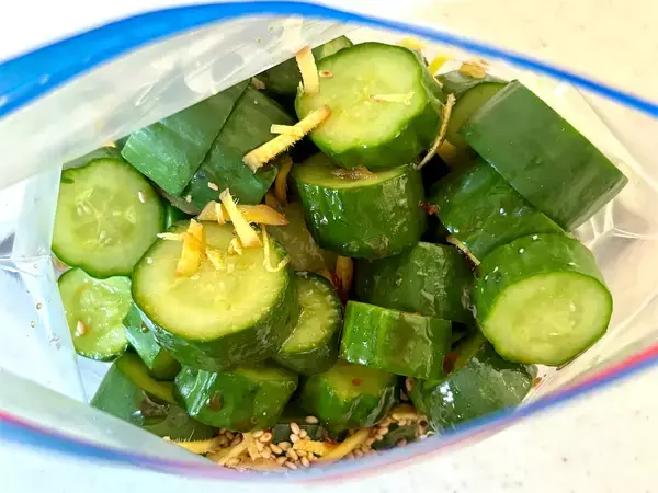 「702万回再生の【ポリポリキュウリ】の改訂版にトライ！きゅうり大量消費にも！【板前の技術】」の画像