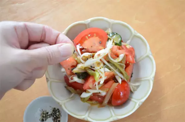 「【らっきょう酢で極上マリネ】切って和えるだけ「ピリ辛トマト」が最高のおつまみだった♪ザーサイがヤミツキ」の画像