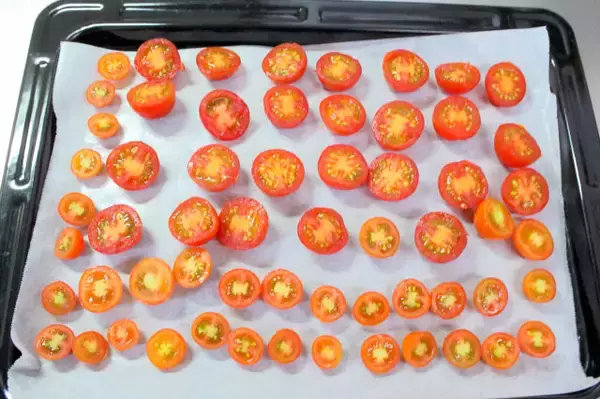 「【ドライトマトの作り方】天日干し不要！簡単に「ドライトマト」っぽいのが作れる!?オイル漬けにしたら沼った件」の画像