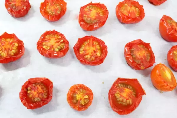 「【ドライトマトの作り方】天日干し不要！簡単に「ドライトマト」っぽいのが作れる!?オイル漬けにしたら沼った件」の画像