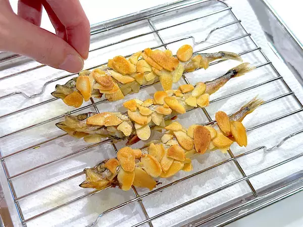 「【細長弁当箱に】尾頭付きししゃもを丸ごとイン!?アーモンド衣パリッパリ♡な豪快弁当作ろう【植松良枝さん直伝】」の画像