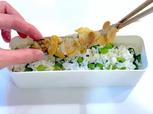 「【細長弁当箱に】尾頭付きししゃもを丸ごとイン!?アーモンド衣パリッパリ♡な豪快弁当作ろう【植松良枝さん直伝】」の画像